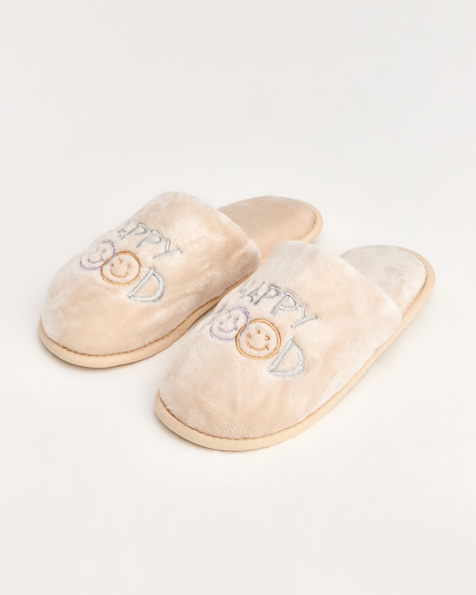 kadın ev terliği,kadın ev içi terlik,bayan ev terliği,kadın kışlık terlik,kadın yazlık terlik,evde giyilen kadın terlikleri,kadın konforlu terlik,rahat kadın ev terliği,kaymaz taban kadın terlik,kapalı kadın ev terliği