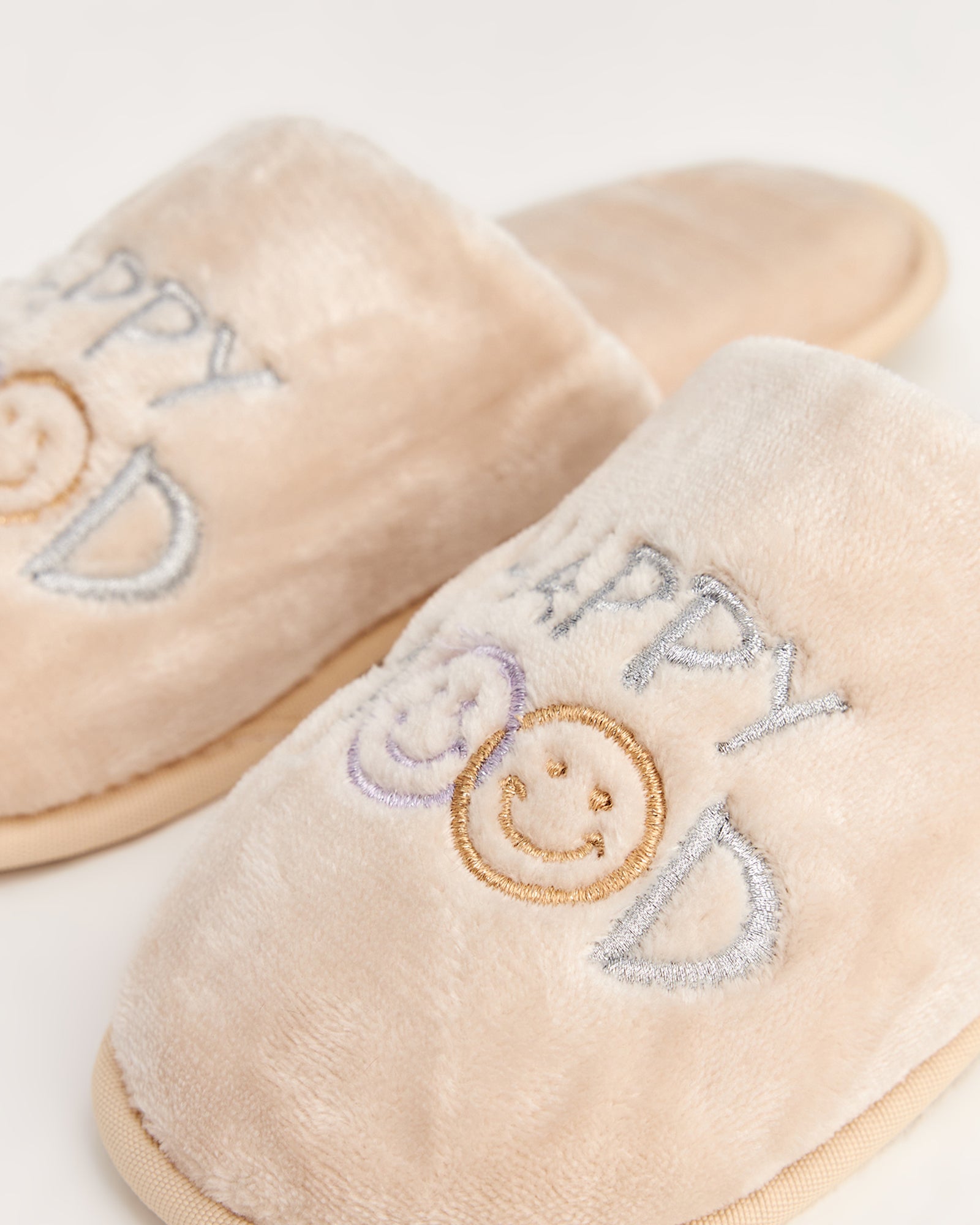 kadın ev terliği,kadın ev içi terlik,bayan ev terliği,kadın kışlık terlik,kadın yazlık terlik,evde giyilen kadın terlikleri,kadın konforlu terlik,rahat kadın ev terliği,kaymaz taban kadın terlik,kapalı kadın ev terliği