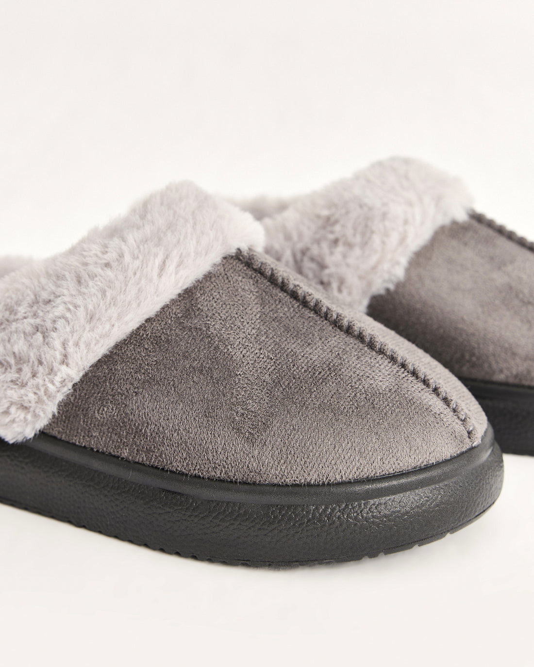 kadın ev terliği,kadın ev içi terlik,bayan ev terliği,kadın kışlık terlik,kadın yazlık terlik,evde giyilen kadın terlikleri,kadın konforlu terlik,rahat kadın ev terliği,kaymaz taban kadın terlik,kapalı kadın ev terliği