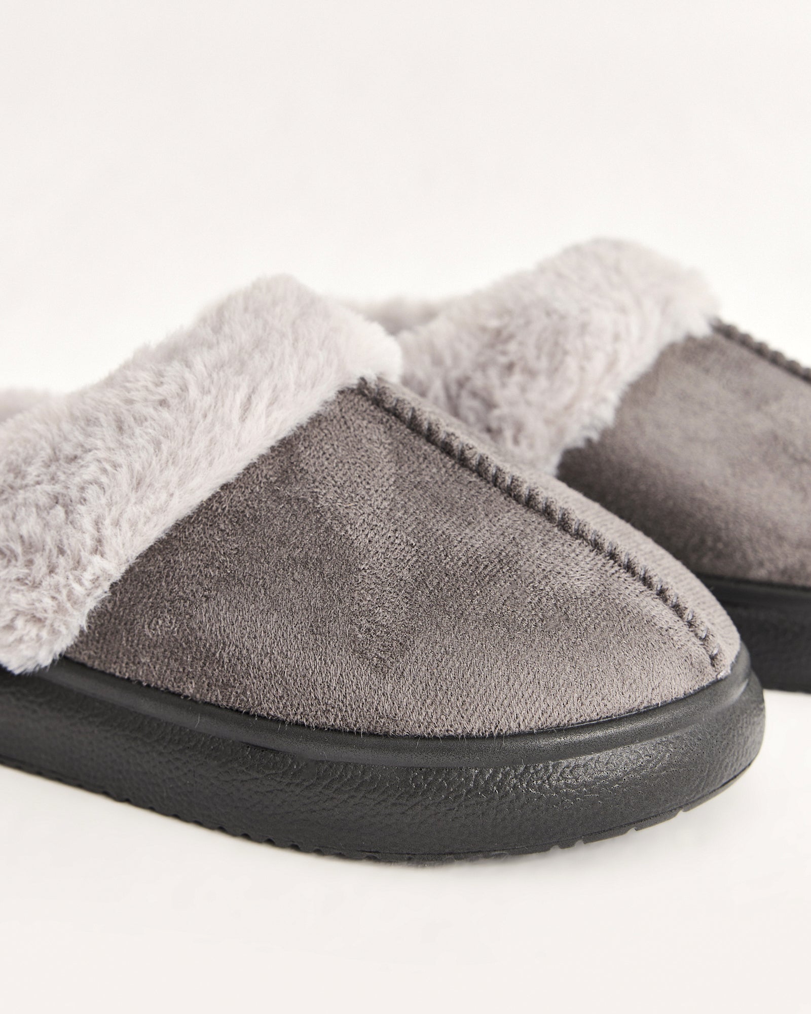 kadın ev terliği,kadın ev içi terlik,bayan ev terliği,kadın kışlık terlik,kadın yazlık terlik,evde giyilen kadın terlikleri,kadın konforlu terlik,rahat kadın ev terliği,kaymaz taban kadın terlik,kapalı kadın ev terliği