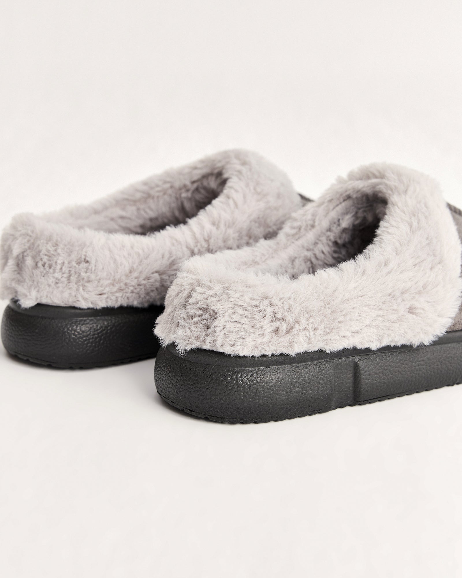 kadın ev terliği,kadın ev içi terlik,bayan ev terliği,kadın kışlık terlik,kadın yazlık terlik,evde giyilen kadın terlikleri,kadın konforlu terlik,rahat kadın ev terliği,kaymaz taban kadın terlik,kapalı kadın ev terliği